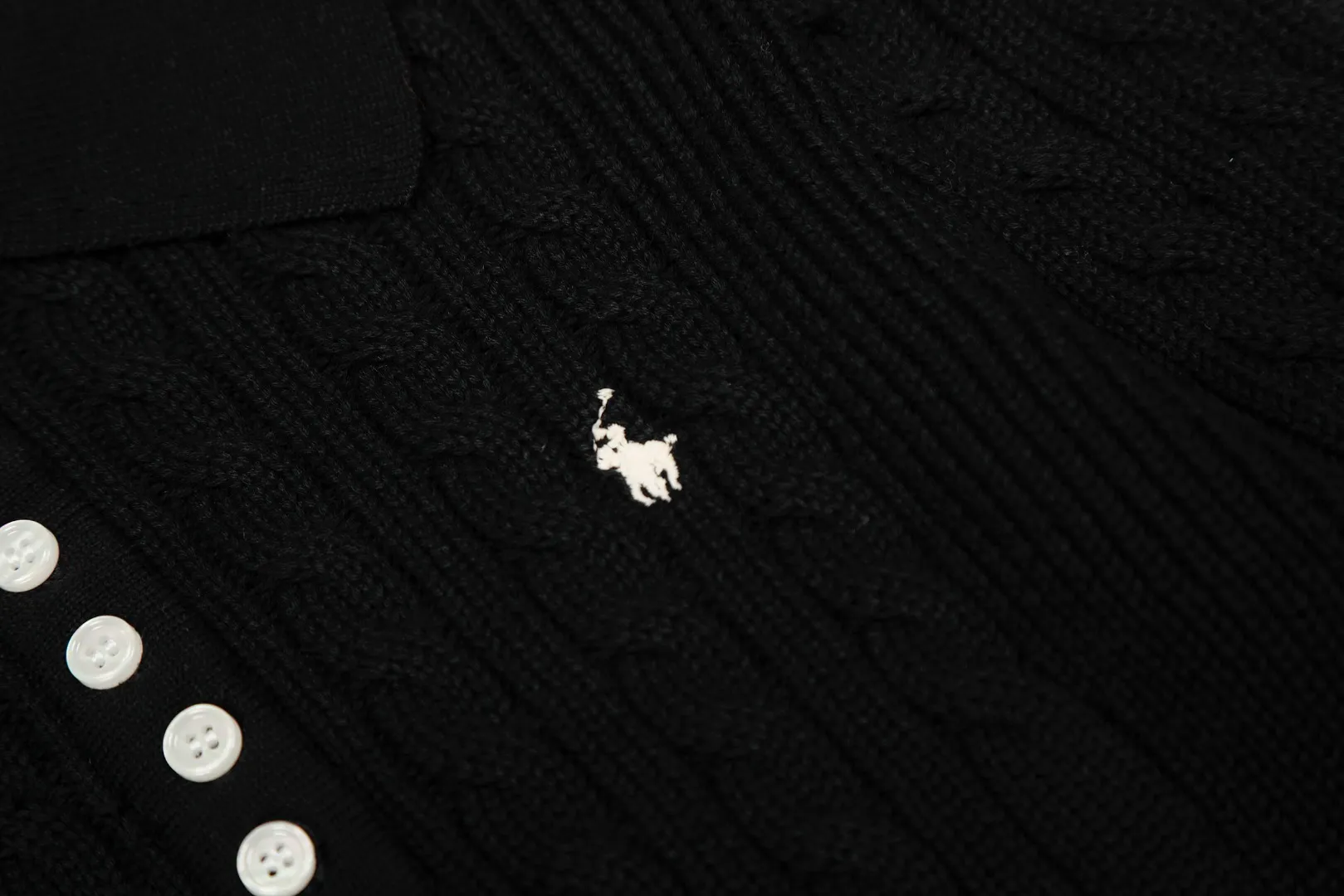 P250 top quality" Style number: DS050# (not off the shelves all year round) [Ralph Lauren lapel twist solid color basic pony embroidery logo goddess sweater] ✅Ralph Lauren Ralph Lauren goddess slim fit POLO lapel twist knit open chest autumn and winter sweater ✅Main supplier platform live broadcast Wholesale entity Wholesale entity Replenish when out of stock Not off the shelf ✅ZP quality 1:1 version Scan the code to enter the GF website Counter quality ✅Details and quality are the only one in Guangzhou. Imported quality cotton yarn, focusing on high-end, cost-effective, good quality needless to say. ✅Restore the original version. The maximum size can be worn up to 150 pounds. Loose, comfortable and stress-free. ✅The upper body is simple and easy to put on. A must-have for goddess ootd. Good-looking clothes are never picky. A must-have in the goddess's wardrobe. Size: S-XL. Color: black, milky white, gray, navy blue, burgundy.